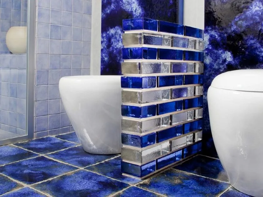 baño moderno baldosa azul  alicatado rustico