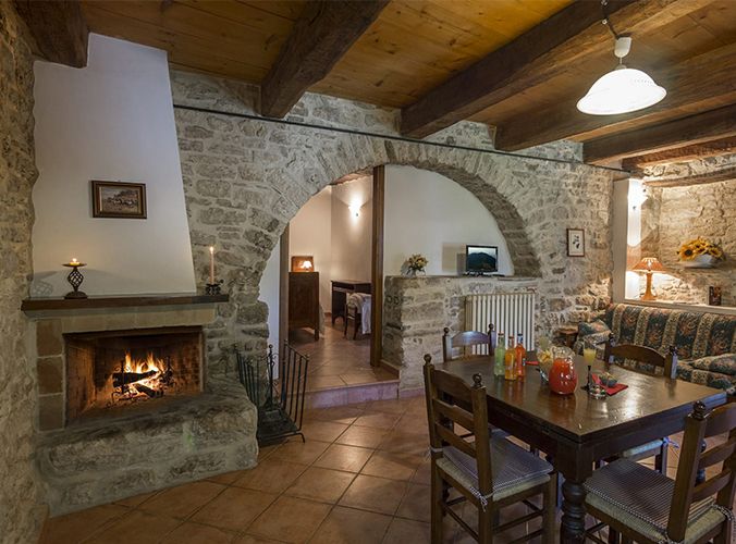 interiores piedra rustica y chimenea de obra 