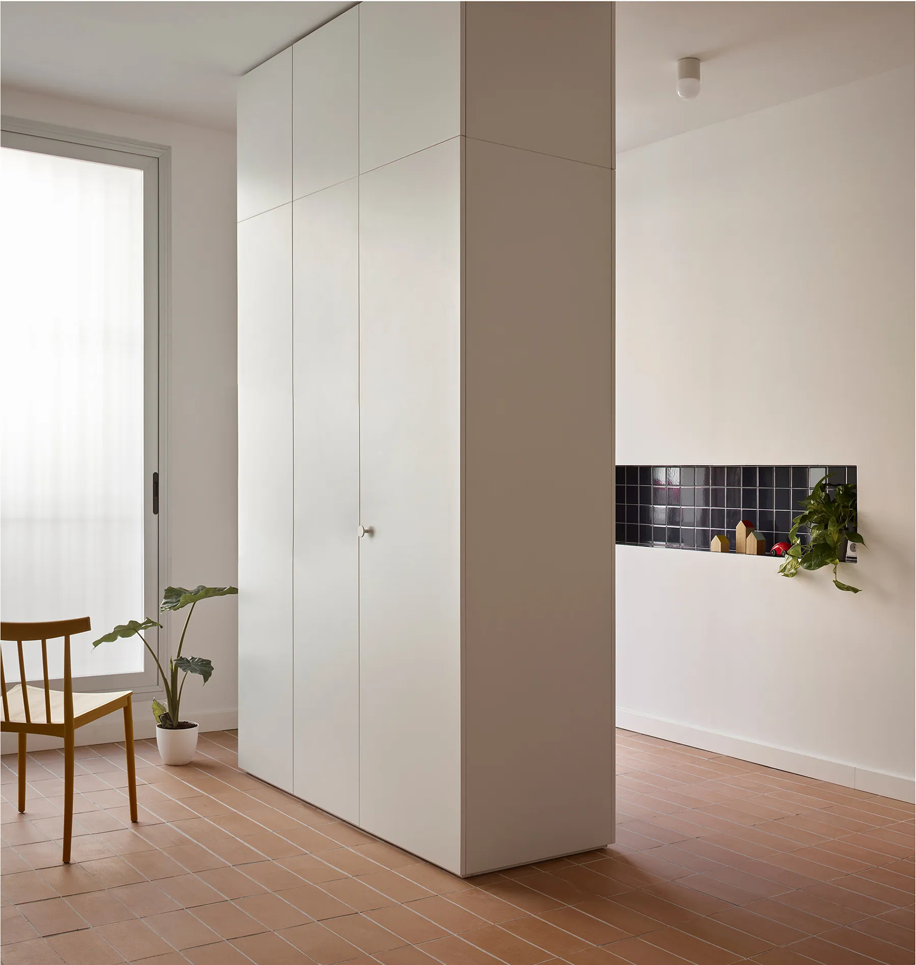 estancia con armario enel centro de madera blanca lacada