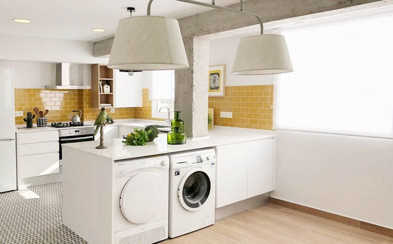 cocina con azulejo imitación ladrillo color naranja y pilares vistos de hormigón 