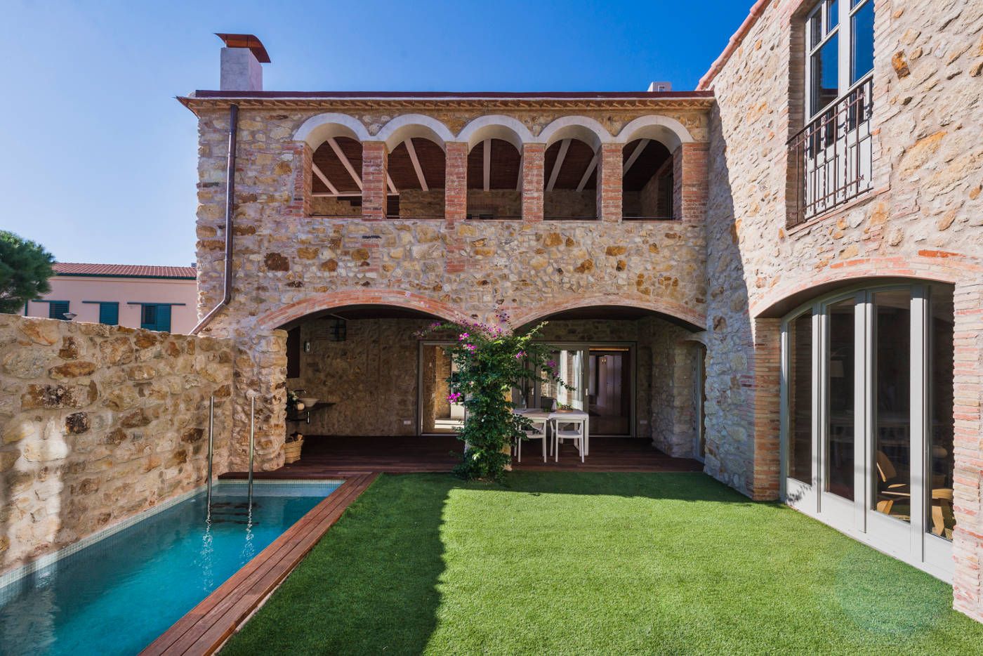 caseron de piedra de rustica y arcos 