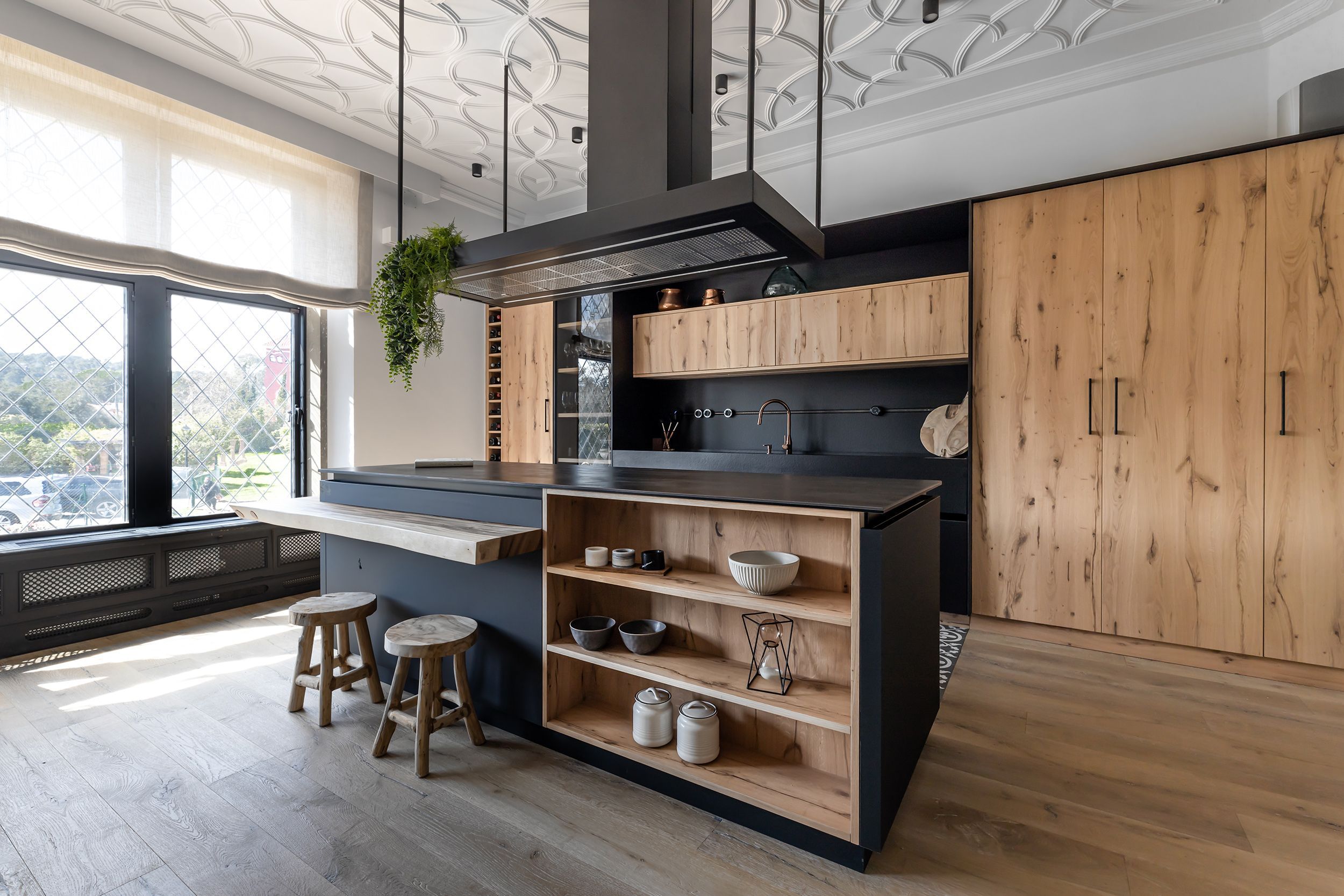 cocina de madera y campana colgada en el centro de la isla