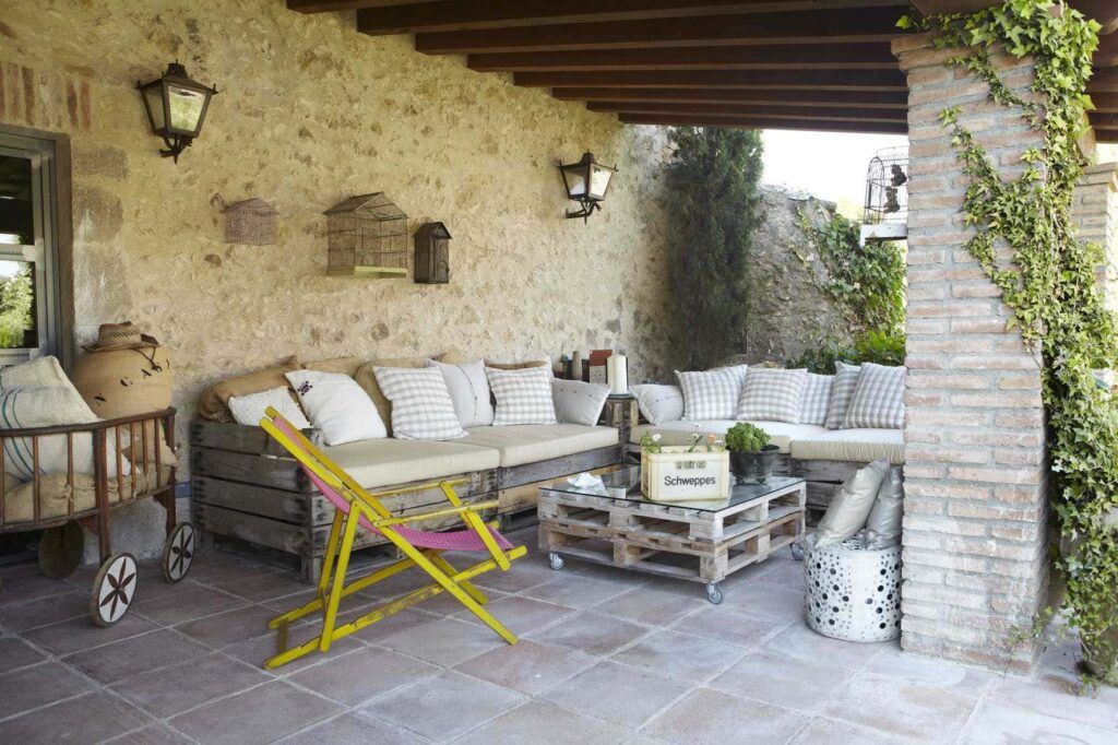 terraza de fachada de piedra y techo de madera 