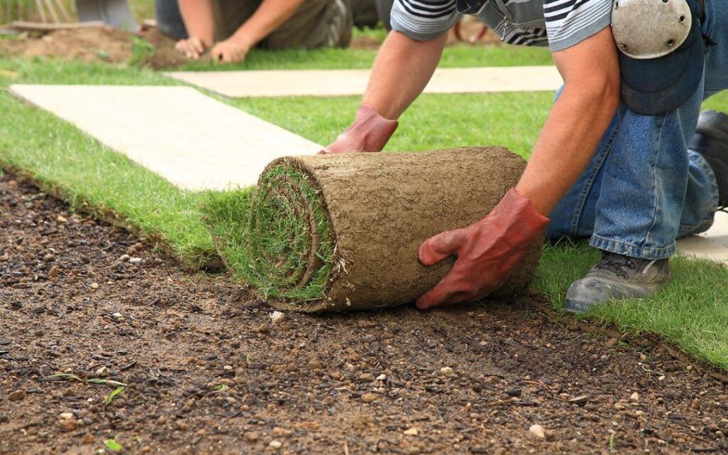 Instalación de césped artificial en suelo de tierra o jardín