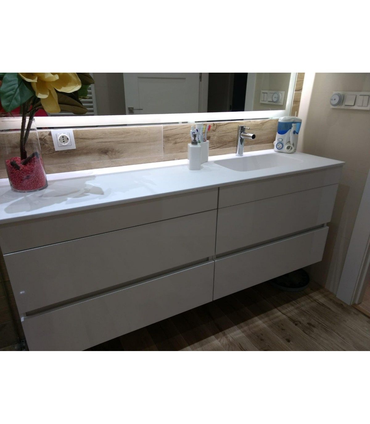 La imagen muestra un moderno mueble de baño con un diseño limpio y elegante, que destaca por su funcionalidad y estética. Si estás buscando renovar tu baño con un estilo similar, en Construcciones Carmona podemos ayudarte a diseñar y construir un mueble de baño a medida que se adapte perfectamente a tus necesidades y al espacio disponible, siempre con la calidad y el acabado que nos caracteriza