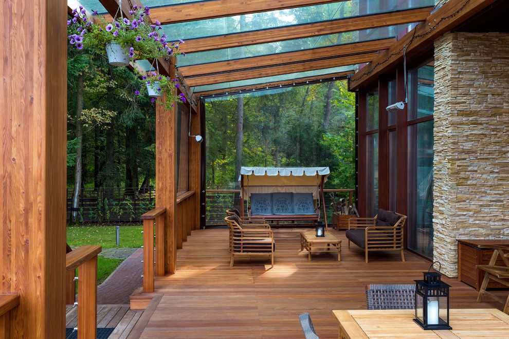  un espacio de vida al aire libre acogedor y elegante, rodeado de naturaleza, con una mezcla de elementos de madera y piedra que crean un ambiente armonioso y relajante.

Este entorno invita a la relajación y al disfrute de la tranquilidad del aire libre, destacando por su diseño que integra elementos arquitectónicos con la belleza natural del entorno.

Espero que esta descripción te ayude a visualizar el espacio y a sentir su atmósfera pacífica y acogedora.