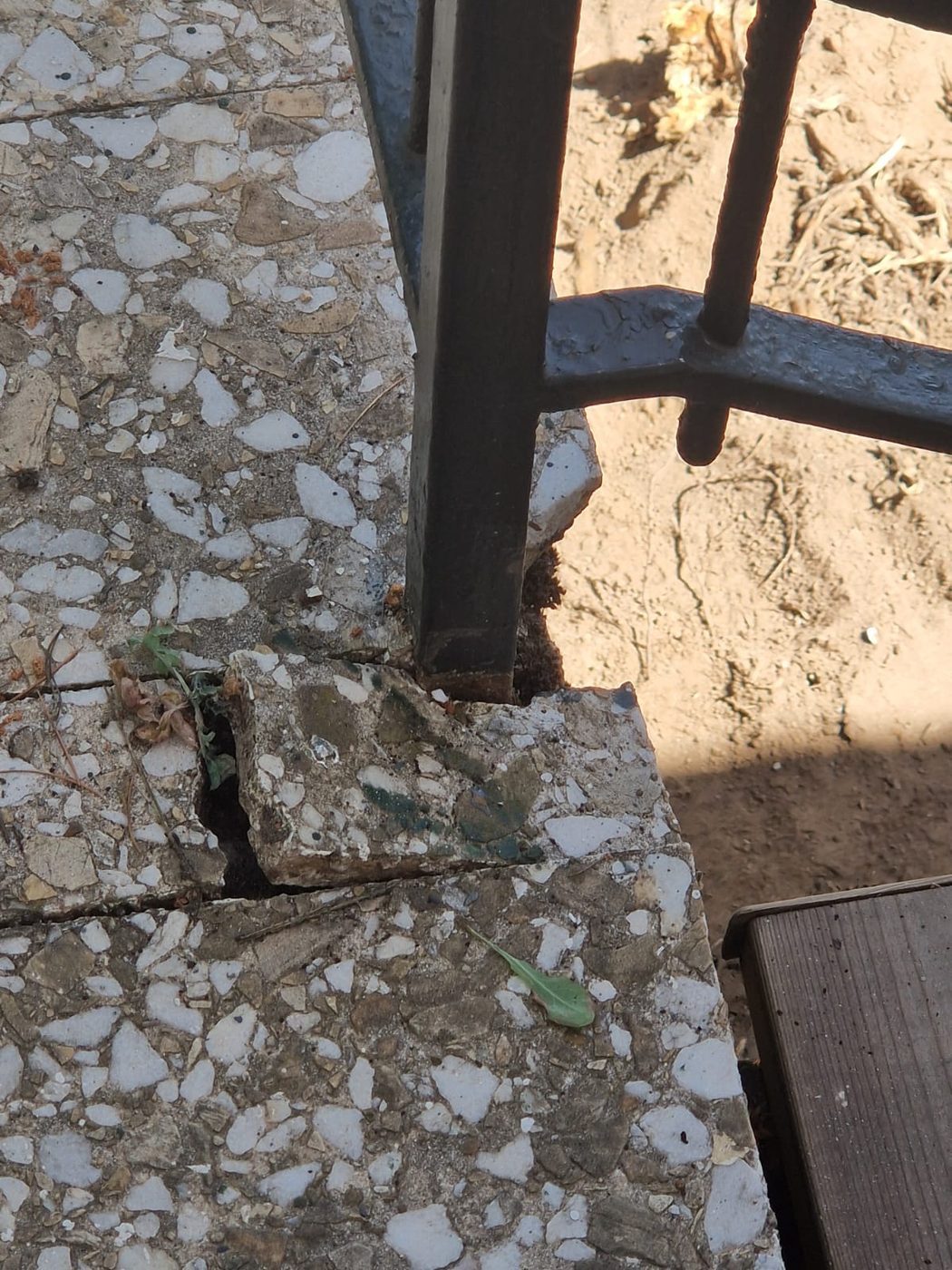 Losa de hormigón partida al pie de la barandilla antes de la reforma exterior en Becerril de la Sierra