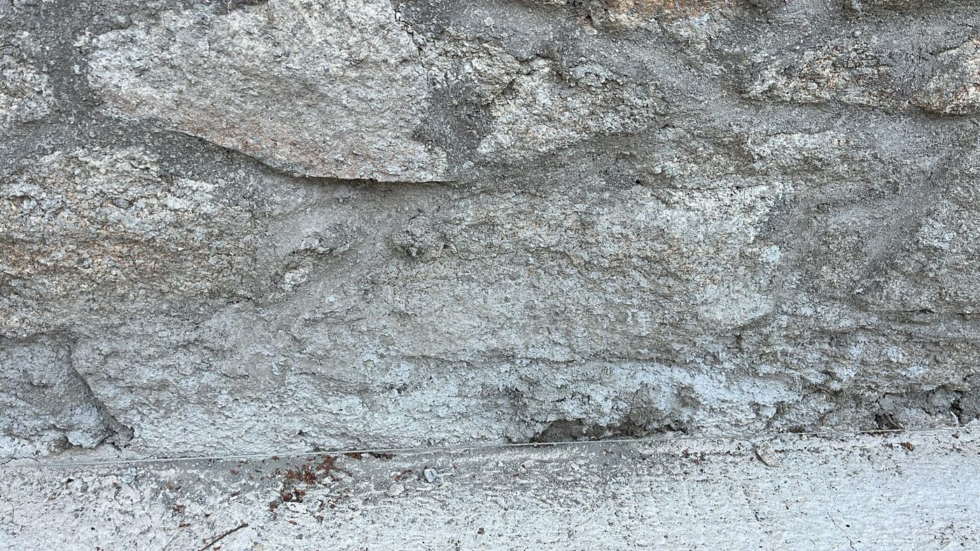 Detalle del recibido con mortero entre fábrica de ladrillo nueva y mampostería de granito existente