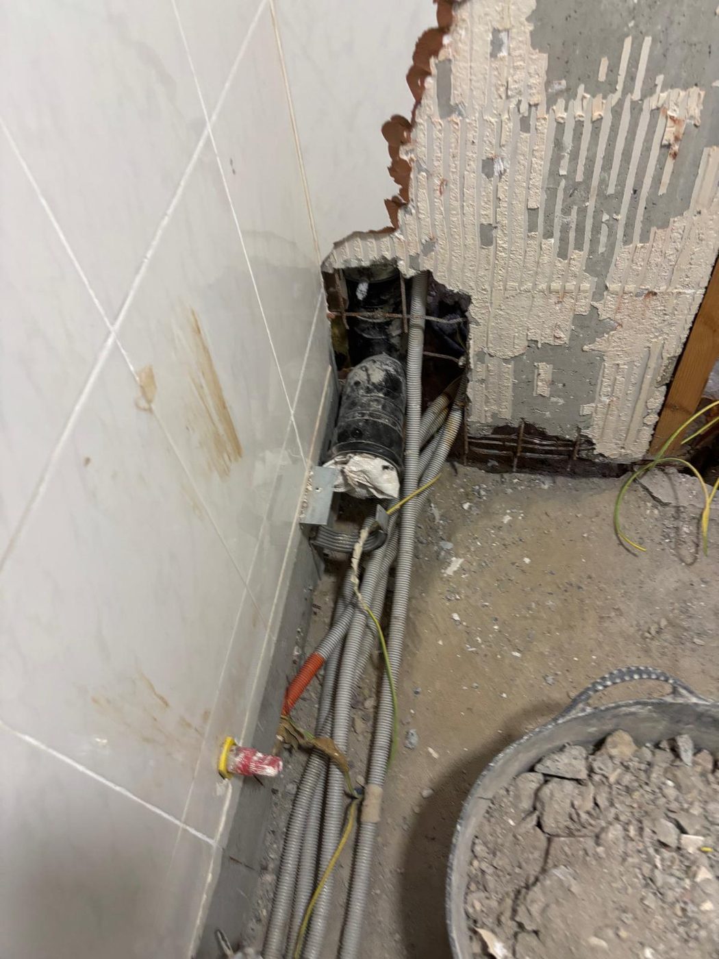 Rozas con tubo corrugado y caja de derivación durante la renovación de instalaciones del aseo en Moralzarzal