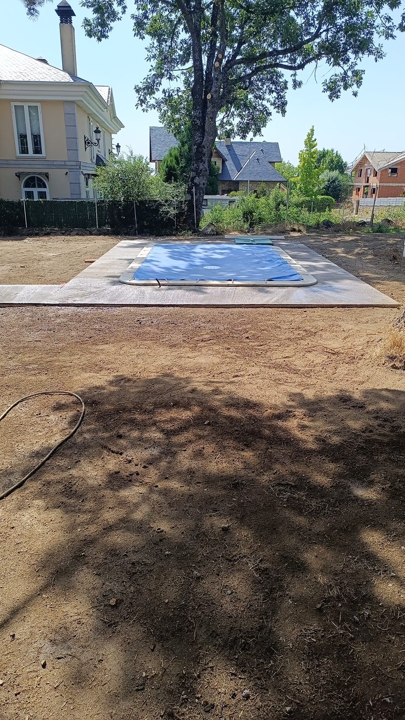 Vaciado de tierra y explanación con maquinaria alrededor de la piscina en Becerril de la Sierra