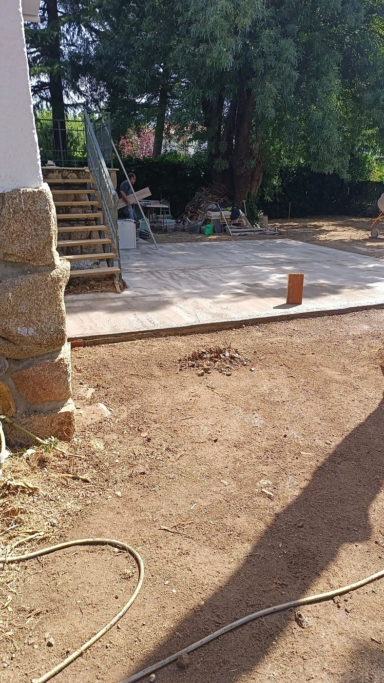 Hormigonado de la solera exterior sobre mallazo electrosoldado en Becerril de la Sierra