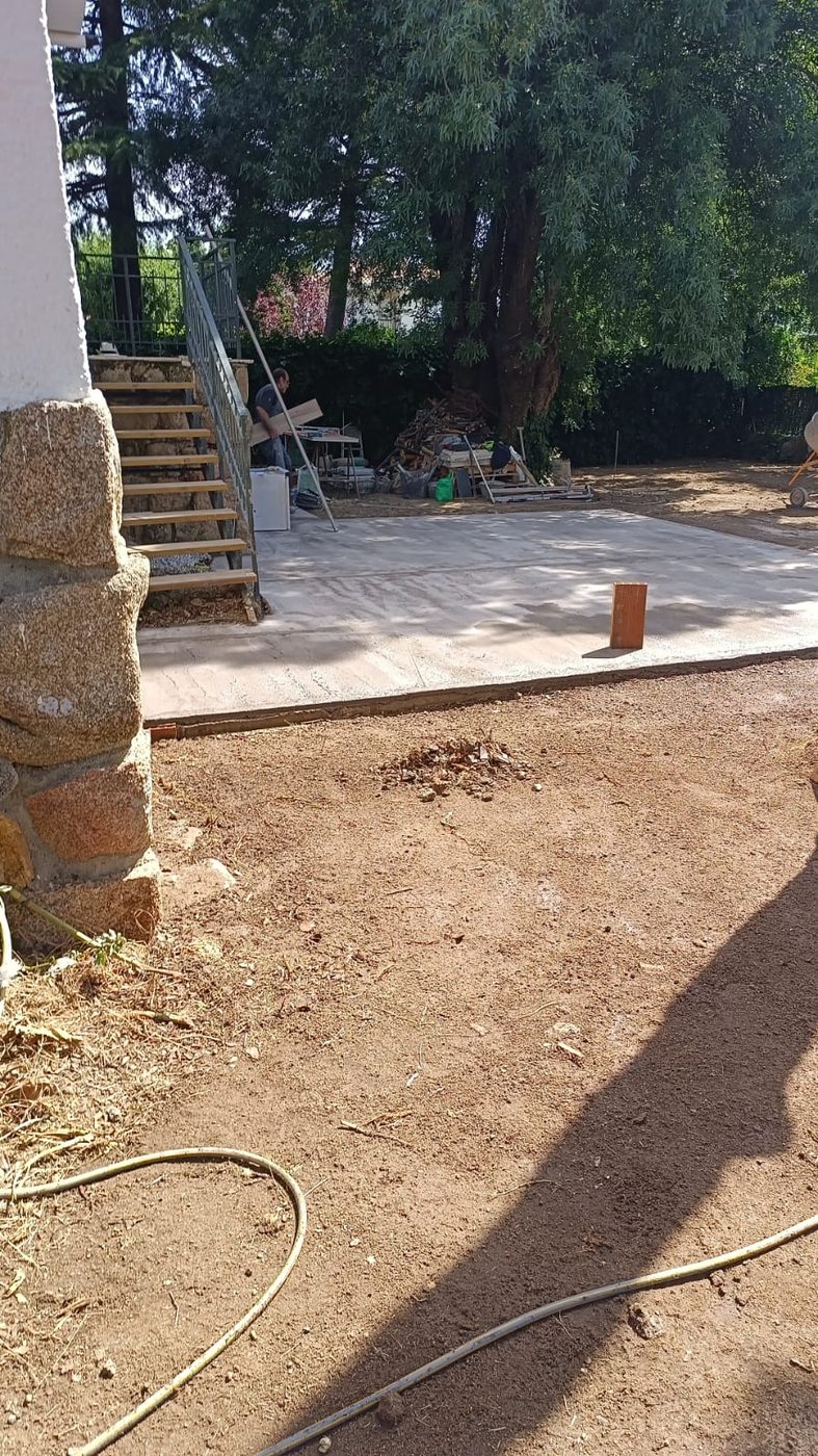 Solera de hormigón fratasada y terminada junto a la escalera exterior en Becerril de la Sierra