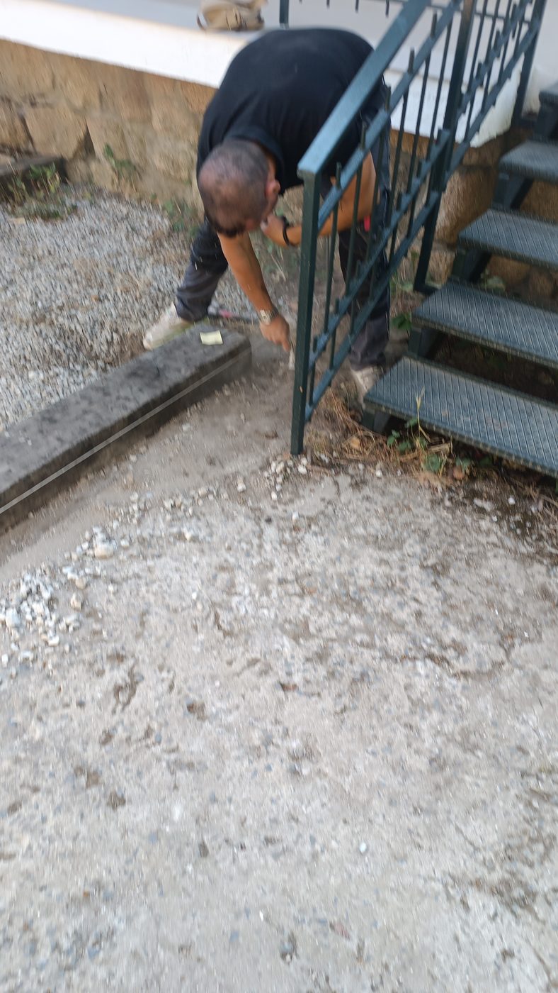 Pie de la barandilla ya recibido sobre solera de hormigón armado tras la obra en Becerril de la Sierra