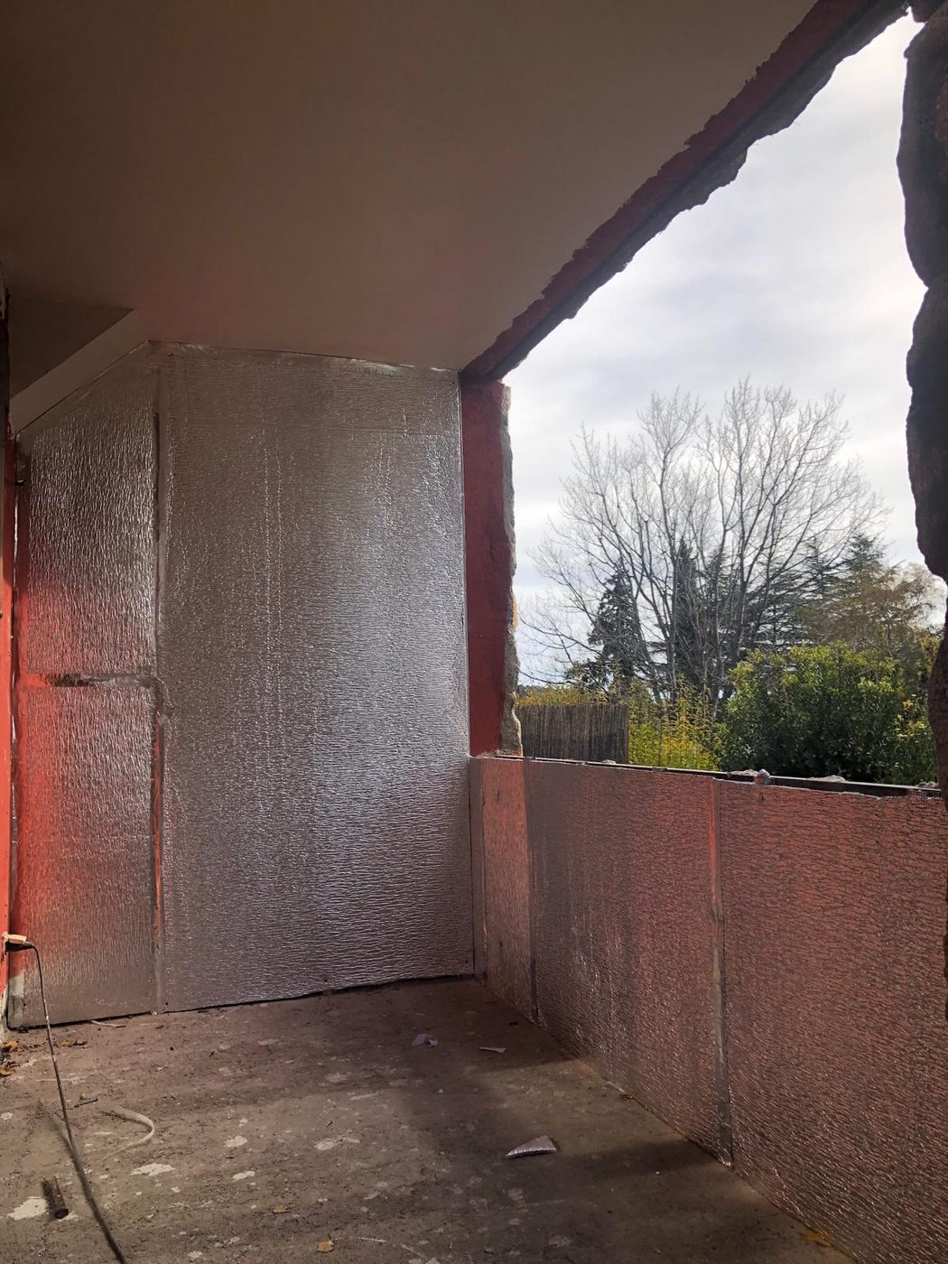 Aislamiento reflexivo de aluminio en las paredes del porche