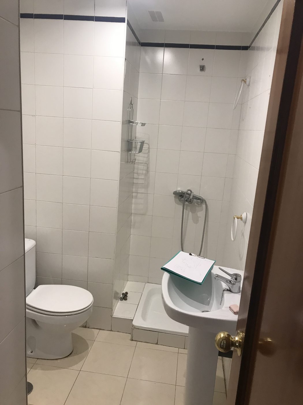Estado inicial del segundo baño con plato de ducha antiguo de obra