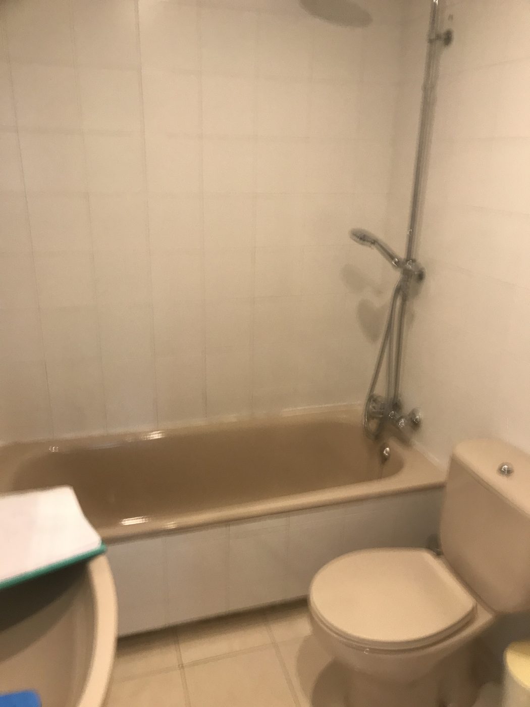 Bañera beige y sanitarios antiguos antes de la reforma
