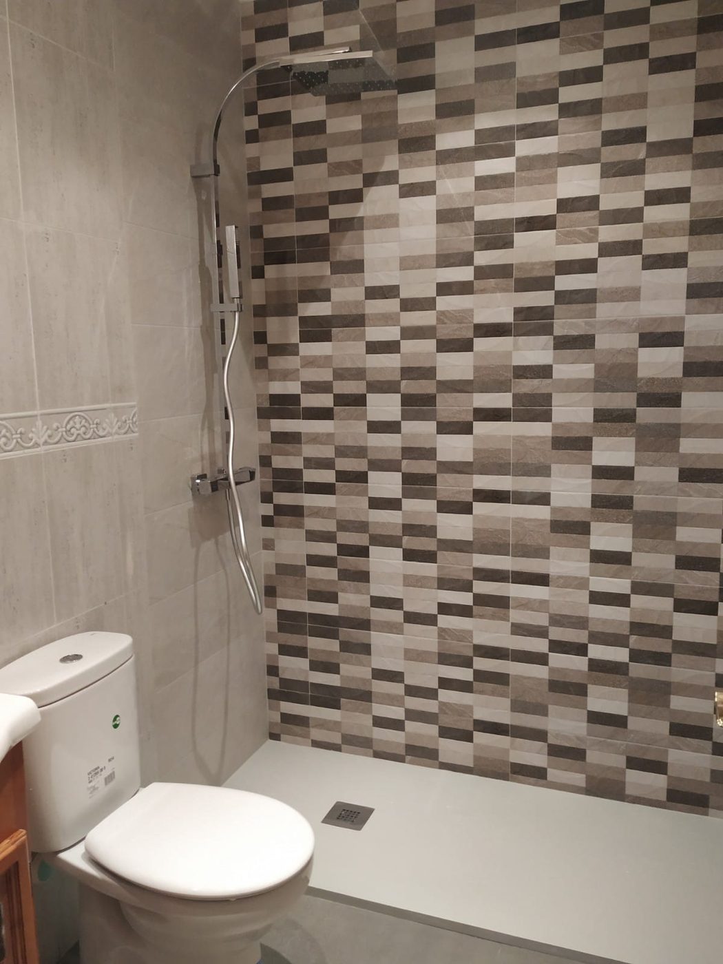Baño reformado en Mataelpino: ducha con columna termostática, alicatado mosaico y plato extraplano
