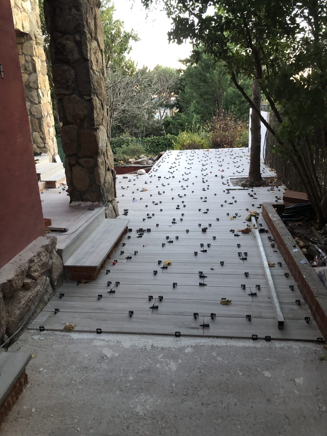 Colocación del porcelánico en la terraza con clips