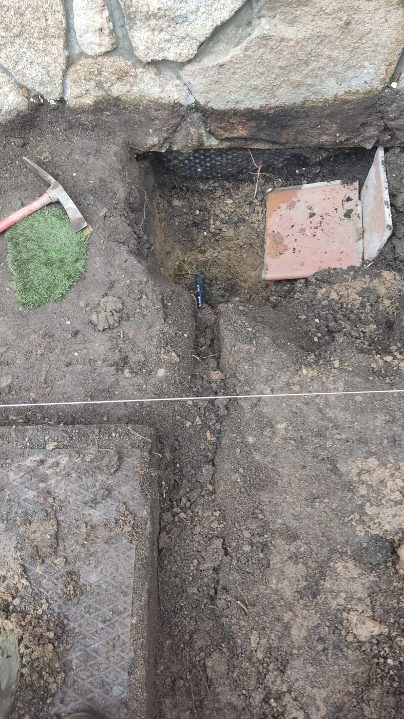 Zanja abierta junto al muro para el paso de instalaciones