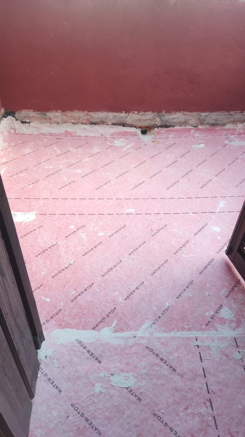 Lámina impermeabilizante instalada en la terraza antes del solado