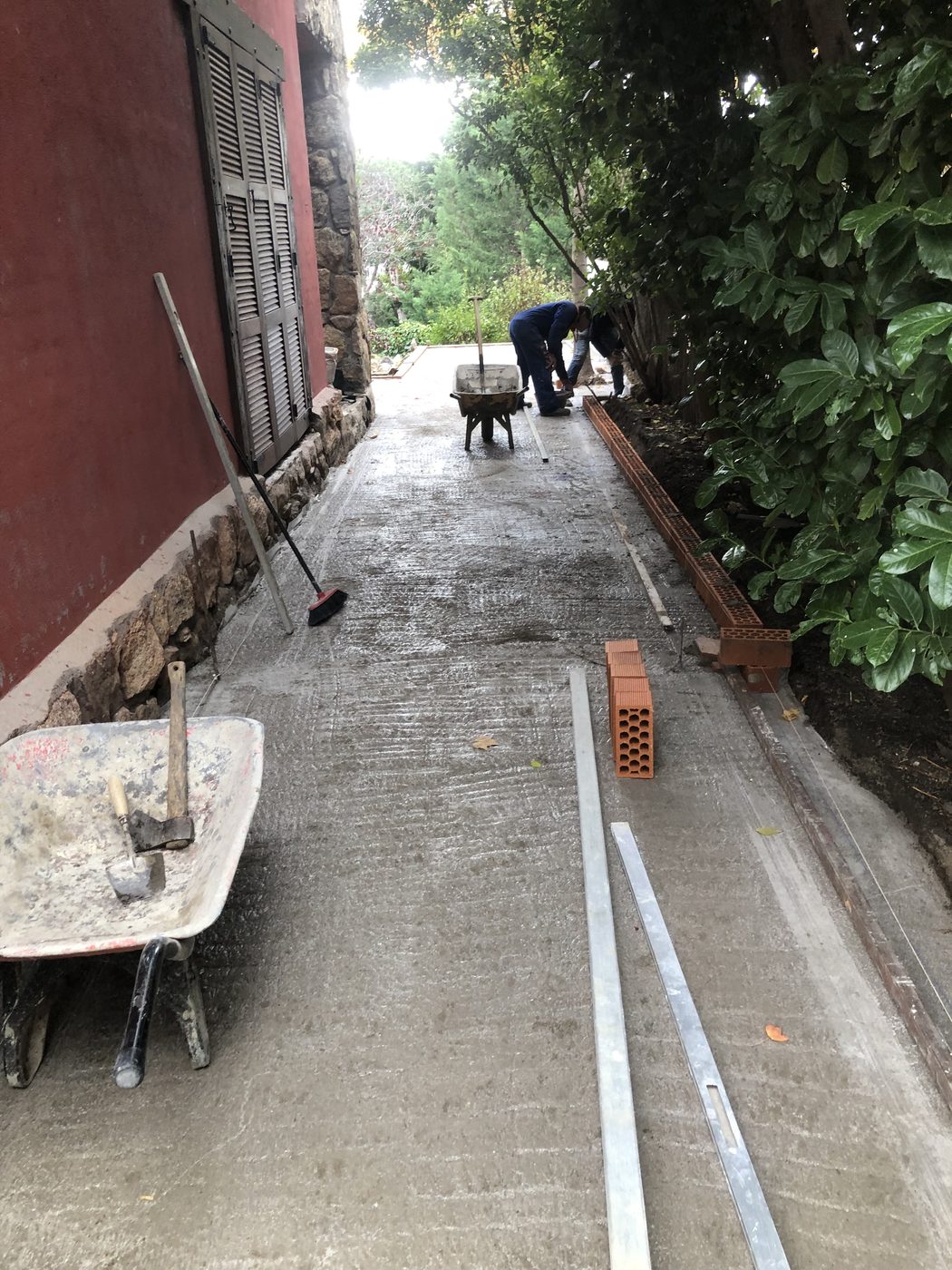 Operarios de Construcciones Carmona ejecutando bordillos del pasillo