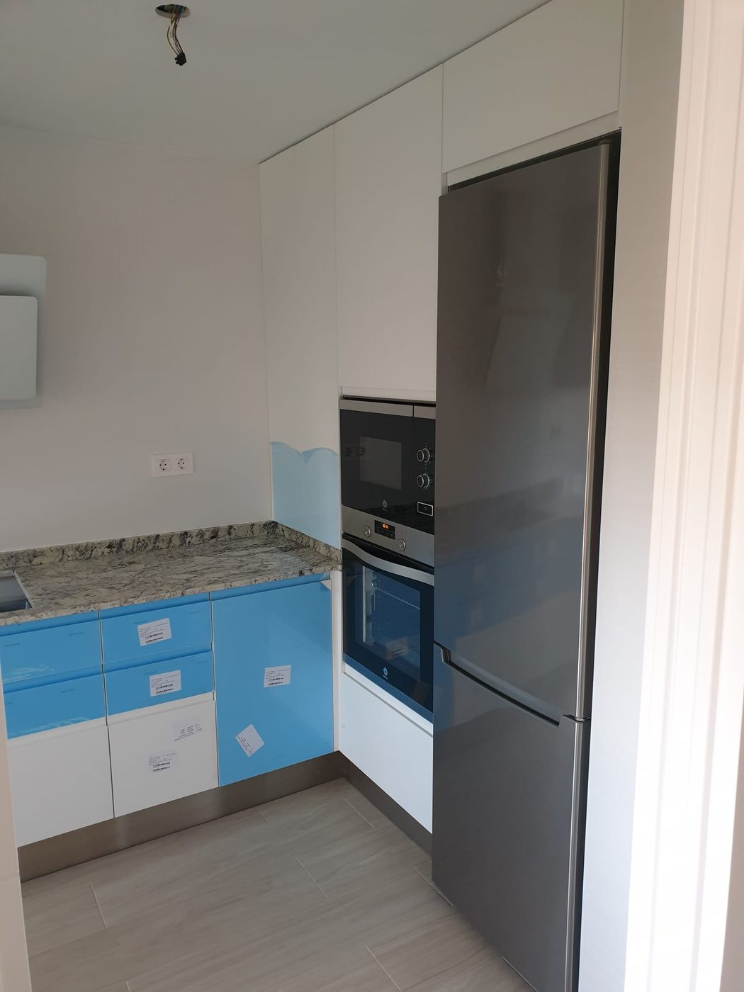 Columna de horno, microondas y frigorífico en montaje