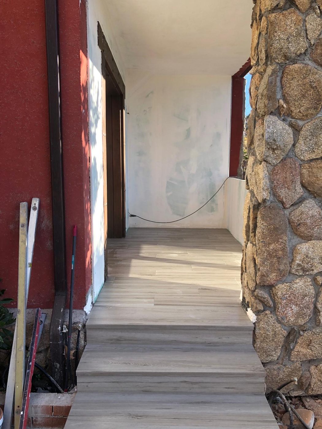 Porche terminado con solado imitación madera