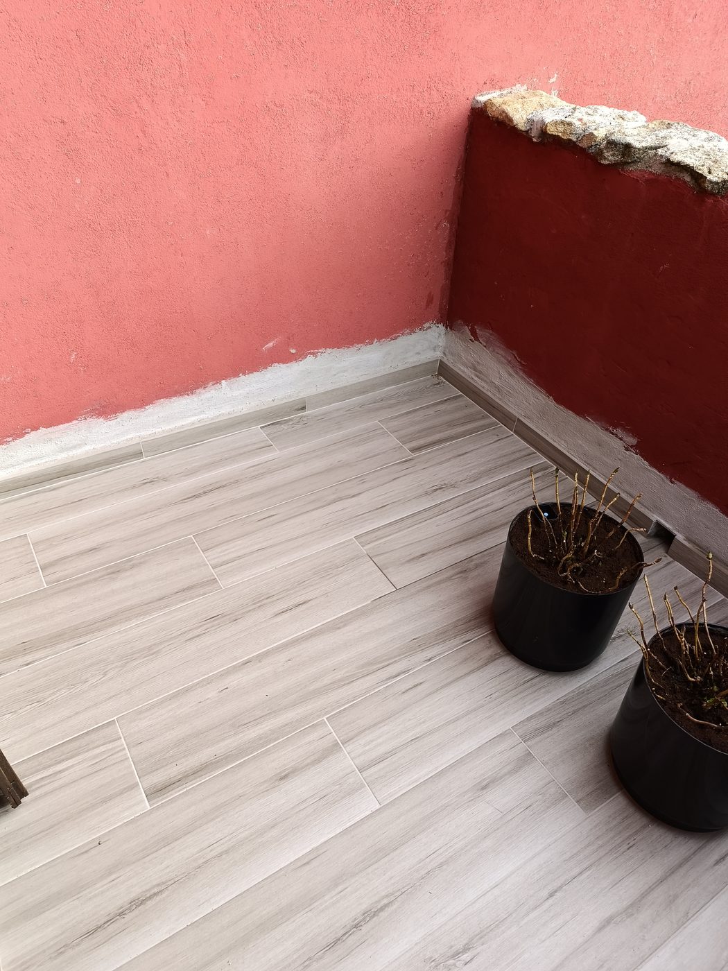 Terraza superior terminada con macetas
