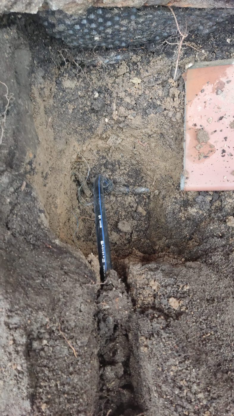 Tubería de polietileno de la red de riego enterrada en zanja